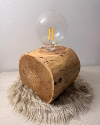 Lampada artigianale in legno di larice