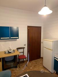 Termosifoni ghisa, infissi legno, porte legno