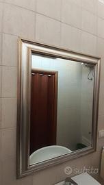 Specchio con cornice in legno antichizzato