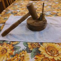 Martello con piatto e campanellino da tribunale