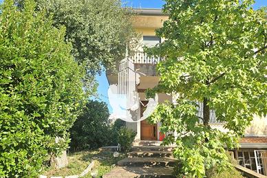Villa di 210 m² con 5 locali e box auto a Paese