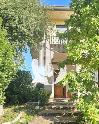 Villa di 210 m² con 5 locali e box auto a Paese