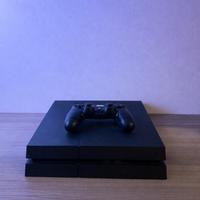 PlayStation 4 FAT con Controller e 5 giochi.