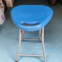 Sgabello in metallo richiudibile 