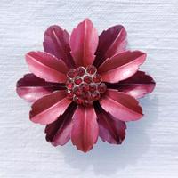 Spilla metallo e cristalli