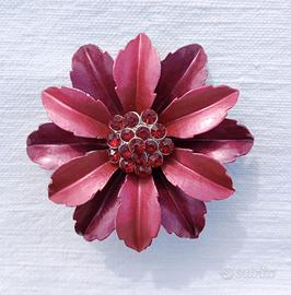 Spilla metallo e cristalli