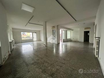 NEGOZIO A CAROBBIO DEGLI ANGELI