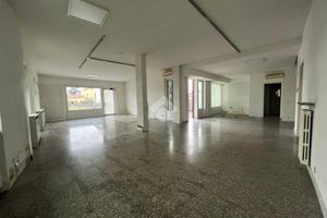 NEGOZIO A CAROBBIO DEGLI ANGELI