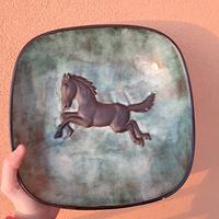 Piatto decorato di ceramica 