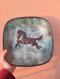 Piatto decorato di ceramica 