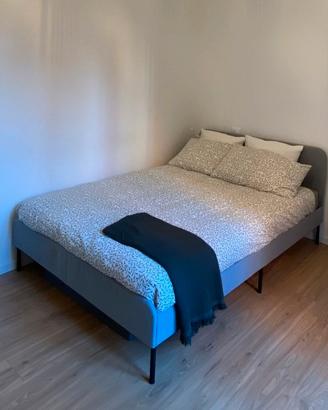 Letto con materasso e armadio