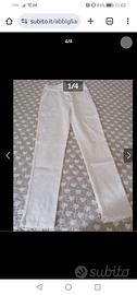 Pantaloni di colore bianco