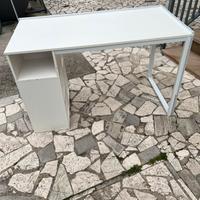 Scrivania con led e libreria laterale