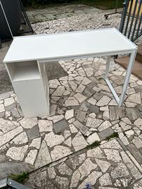 Scrivania con led e libreria laterale