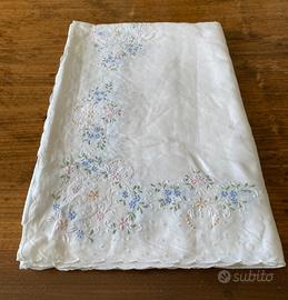 Tovaglia da 12 in lino ricamata a mano