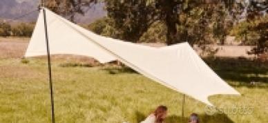 Tenda da sole a vela bianca 
