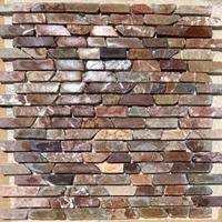 Ciottoli di fiume, piastrelle rosse a due tagli.