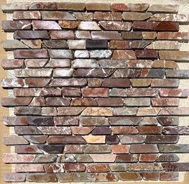 Ciottoli di fiume, piastrelle rosse a due tagli.