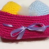 Cestino con ovetti fatti a mano all'uncinetto