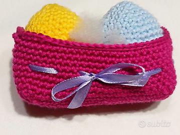 Cestino con ovetti fatti a mano all'uncinetto