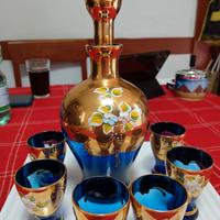 bottiglia con bicchieri 