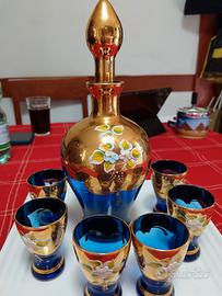 bottiglia con bicchieri 