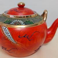 Servizio di tazzine in porcellana fine originali.