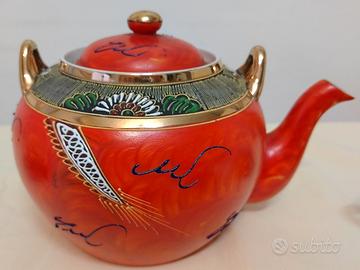 Servizio di tazzine in porcellana fine originali.