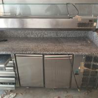 Frigo pizza con rigo condimenti e piano granito