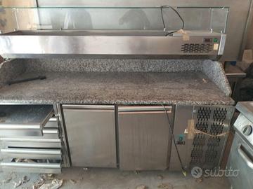 Frigo pizza con rigo condimenti e piano granito