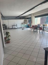 Ufficio di 200 mq con bagno e 2 posti auto