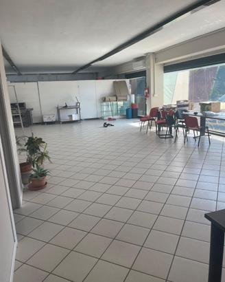 Ufficio di 200 mq con bagno e 2 posti auto