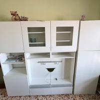 Credenza parete attrezzata tavolo e sedie