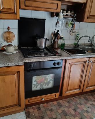 cucina componibile+ tavolo e 6 sedie