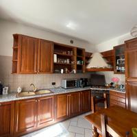 Cucina angolare legno massello e marmo