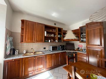 Cucina angolare legno massello e marmo