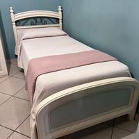 letto singolo, scrivania, libreria, sedia.