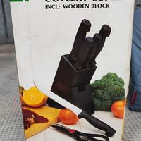 Ceppo in legno con coltelli da cucina