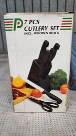 Ceppo in legno con coltelli da cucina