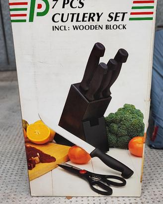 Ceppo in legno con coltelli da cucina
