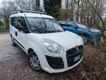 Fiat doblo metano ( della casa )del 2013 , unico p