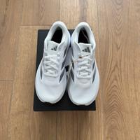 Scarpe da ginnastica Adidas nuove con cartellino