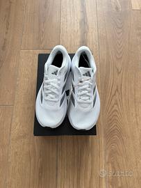 Scarpe da ginnastica Adidas nuove con cartellino