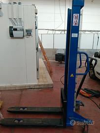 Carrello elevatore idraulico a colonna manuale