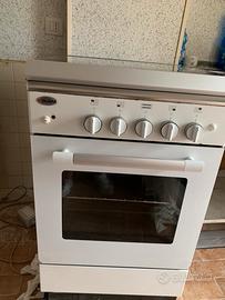 Cucina a gas  GLEM con forno a gas.