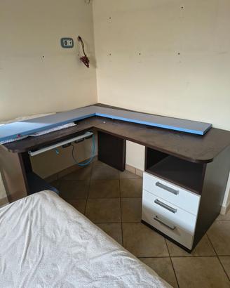 Scrivania ad angolo e letto una piazza e mezza