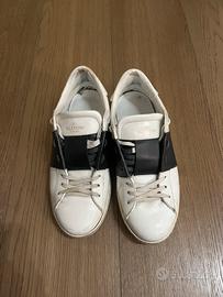 Sneaker bianche con striscia nera Valentino