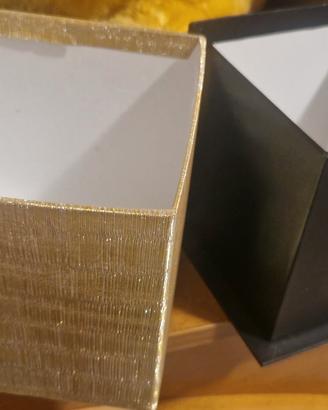 scatola dorata con perline 