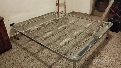 materassi, reti, poltrona, lume, uomo morto