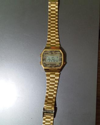 orologio Casio colorazione oro con quadrante mimet